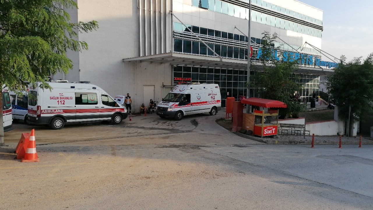 Sebze yetiştirdiği garaj çatısından aşağı düşen yaşlı adam yaralandı